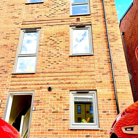 Modern Townhouse, Sleeps 4 With Parking Apartment Wakefield Ngoại thất bức ảnh
