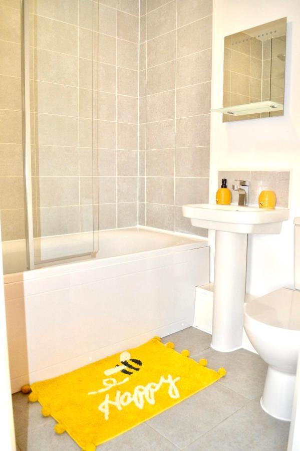 Modern Townhouse, Sleeps 4 With Parking Apartment Wakefield Ngoại thất bức ảnh