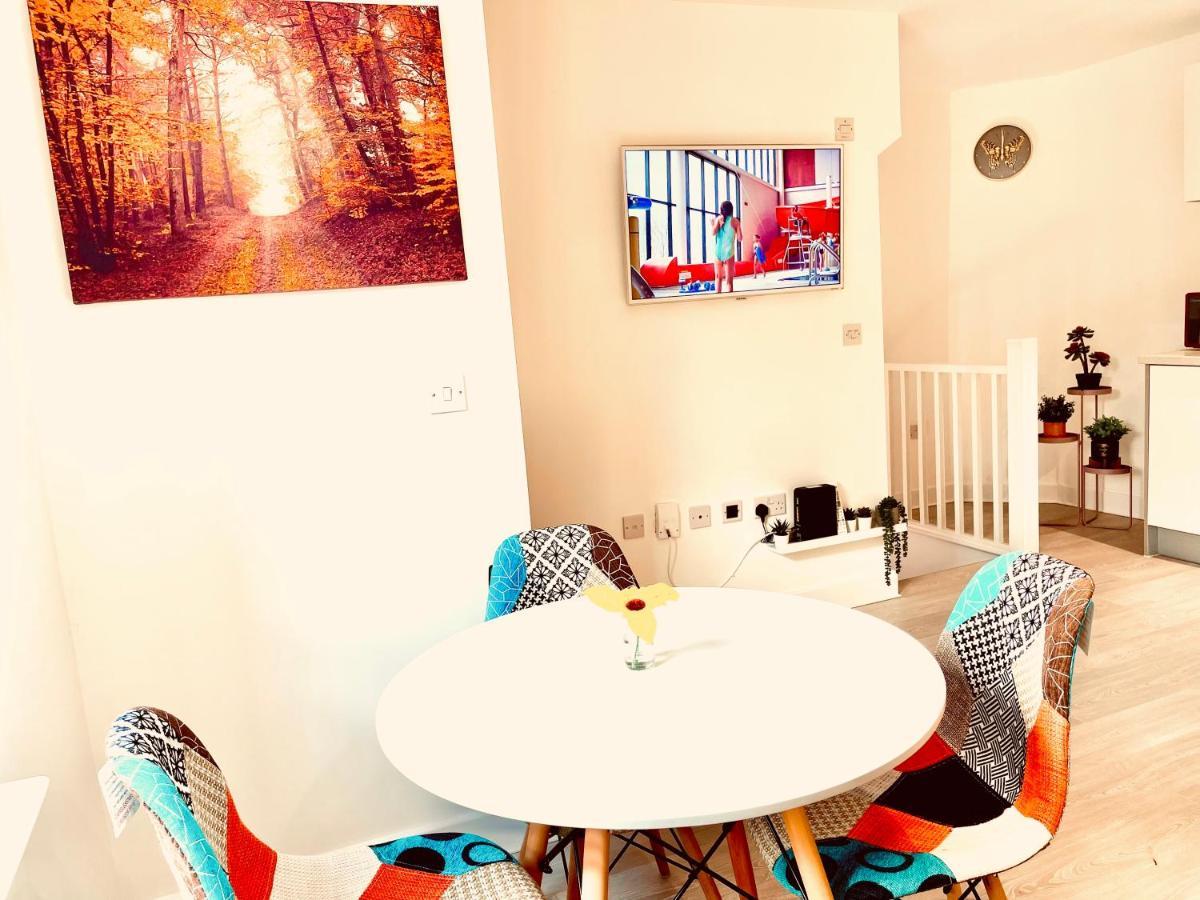 Modern Townhouse, Sleeps 4 With Parking Apartment Wakefield Ngoại thất bức ảnh
