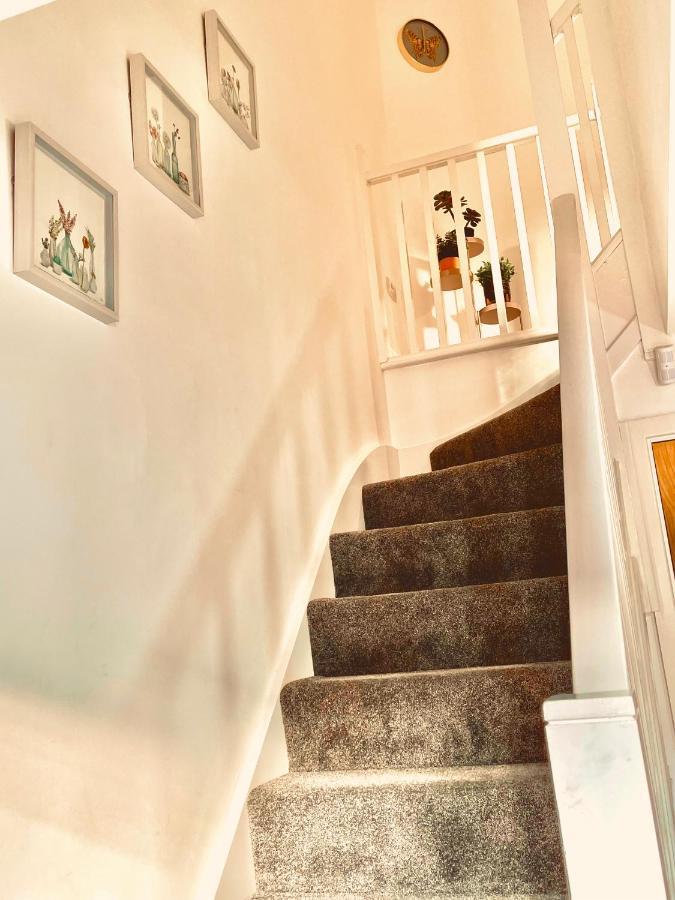 Modern Townhouse, Sleeps 4 With Parking Apartment Wakefield Ngoại thất bức ảnh