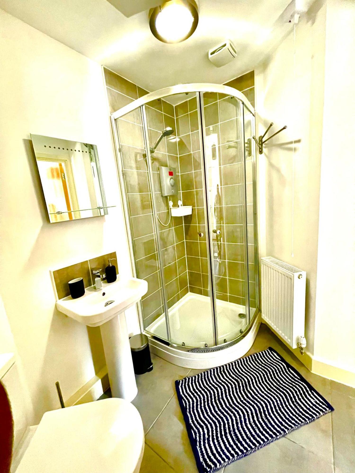 Modern Townhouse, Sleeps 4 With Parking Apartment Wakefield Ngoại thất bức ảnh